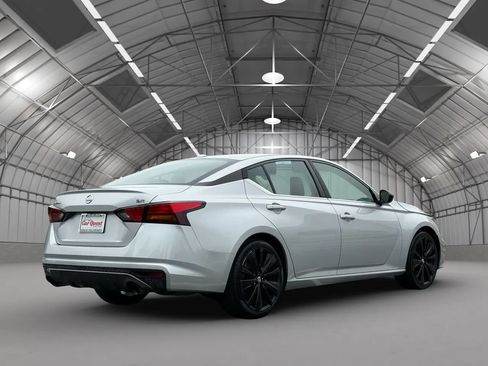 Used 2019 Nissan Altima 2.5 SR FWD image 7