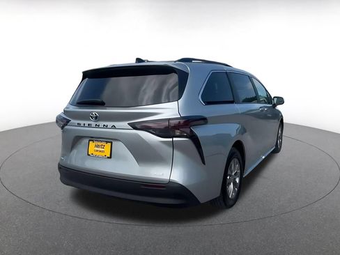 Used 2025 Toyota Sienna XLE FWD image 12