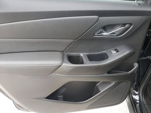 Used 2022 Chevrolet Traverse LT FWD image 13