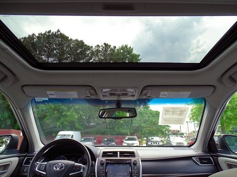 Used 2015 Toyota Camry XLE w/ Moonroof Package FWD image 34