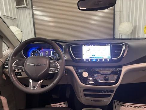 Used 2023 Chrysler Pacifica Touring-L image 36