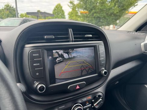 Used 2025 Kia Soul LX w/ LX Technology Package FWD image 21