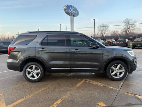 Used 2017 Ford Explorer XLT w/ Equipment Group 202A image 6