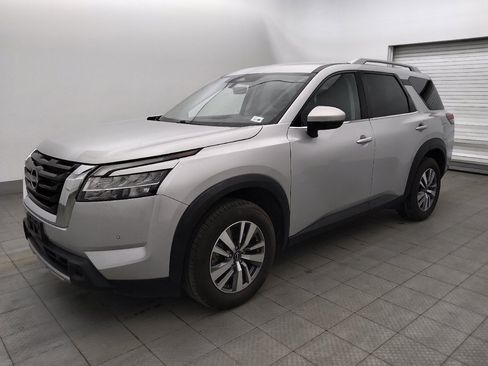 Used 2023 Nissan Pathfinder SL FWD image 2