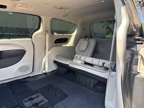 Used 2019 Chrysler Pacifica Limited FWD image 16