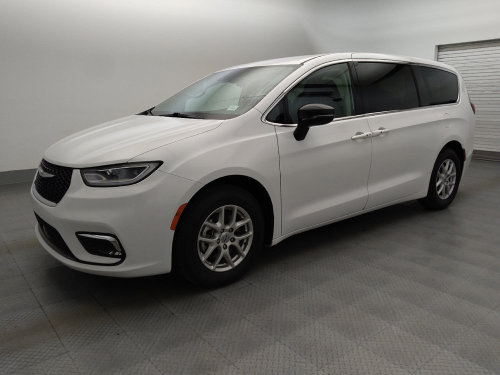 Used 2024 Chrysler Pacifica Touring-L FWD image 2