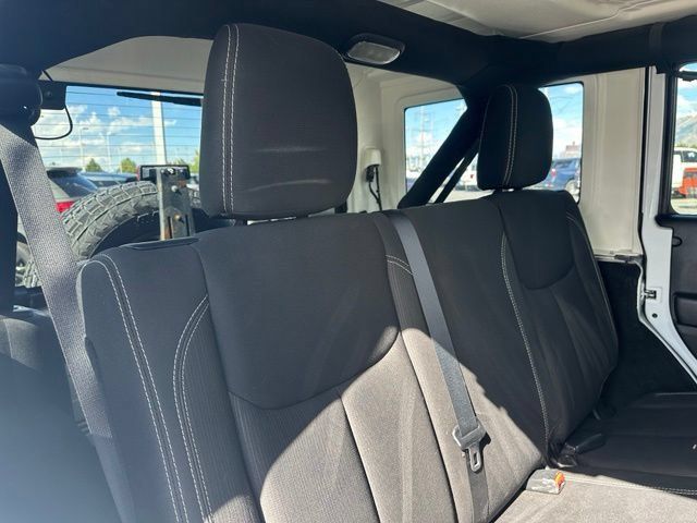 Used 2016 Jeep Wrangler Unlimited Sahara w/ Connectivity Group AWD/4WD image 28