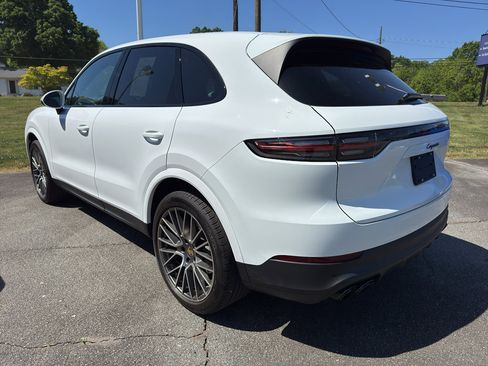 Used 2022 Porsche Cayenne Platinum Edition image 4