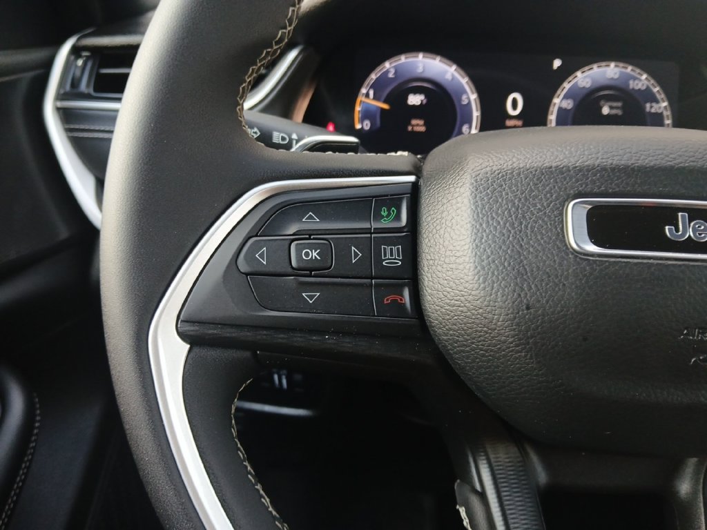 Used 2025 Jeep Grand Cherokee Laredo RWD image 11