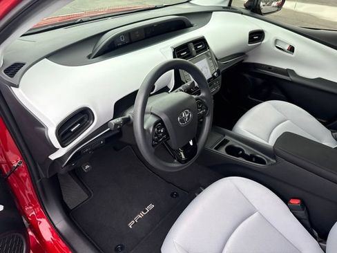 Used 2022 Toyota Prius L Eco FWD image 15