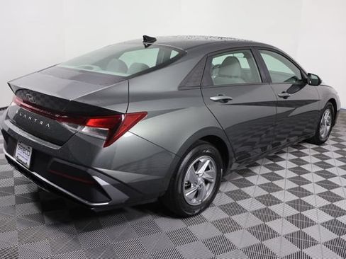 Certified 2024 Hyundai Elantra SE FWD image 8
