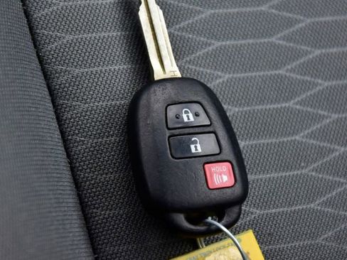 Used 2018 Toyota Tacoma SR image 27