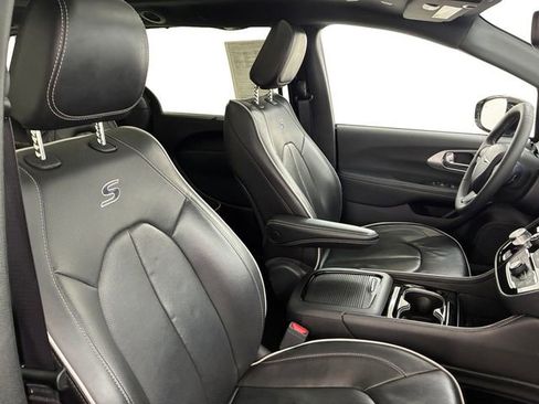 Used 2025 Chrysler Pacifica Limited image 14