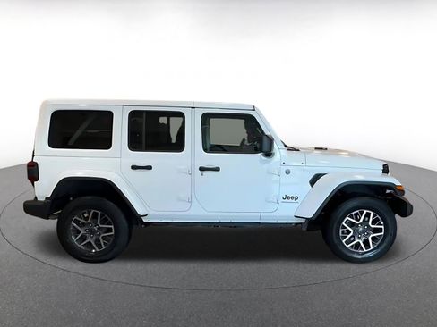 Used 2025 Jeep Wrangler Unlimited Sahara AWD/4WD image 12