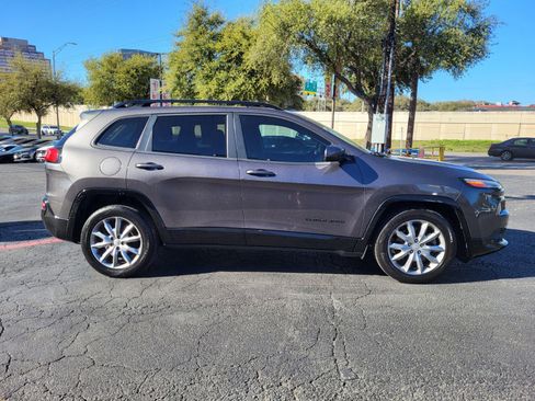 Used 2018 Jeep Cherokee Latitude image 2