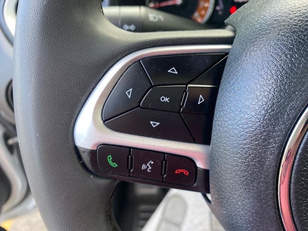 Used 2020 Jeep Renegade Latitude AWD/4WD image 17