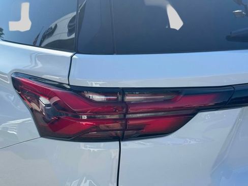 Used 2023 Chevrolet Traverse LT AWD/4WD image 14