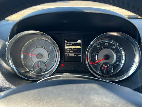 Used 2016 Chrysler Town & Country Touring w/ Driver Convenience Group image 17