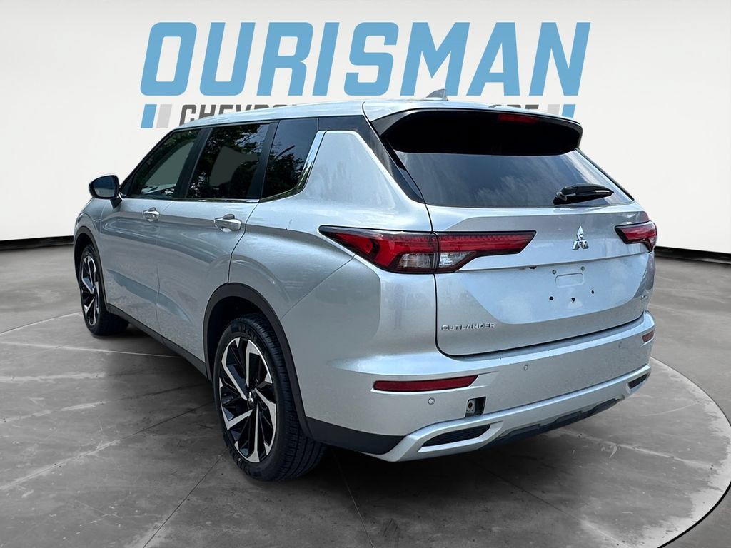 Used 2024 Mitsubishi Outlander SE Black Edition FWD image 5
