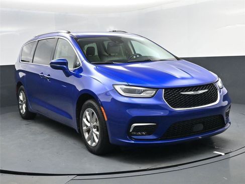 Used 2021 Chrysler Pacifica Touring-L image 8