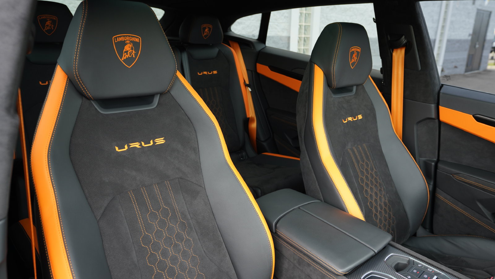 Used 2024 Lamborghini Urus S AWD/4WD image 2