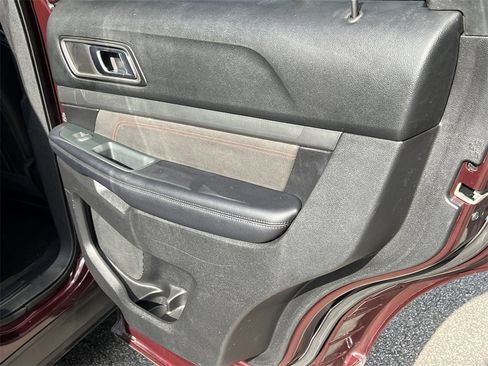 Used 2018 Ford Explorer XLT w/ Equipment Group 202A image 14