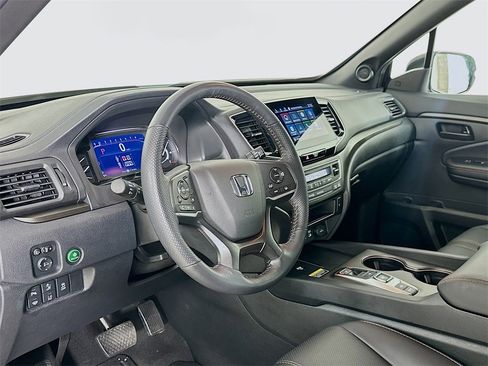 Used 2025 Honda Passport TrailSport image 11