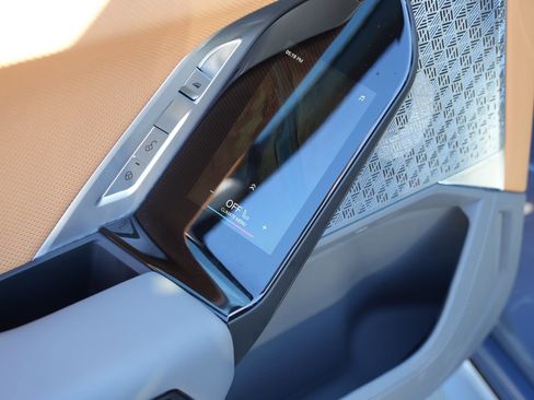 Used 2025 BMW i7 xDrive60 w/ Executive Package image 9