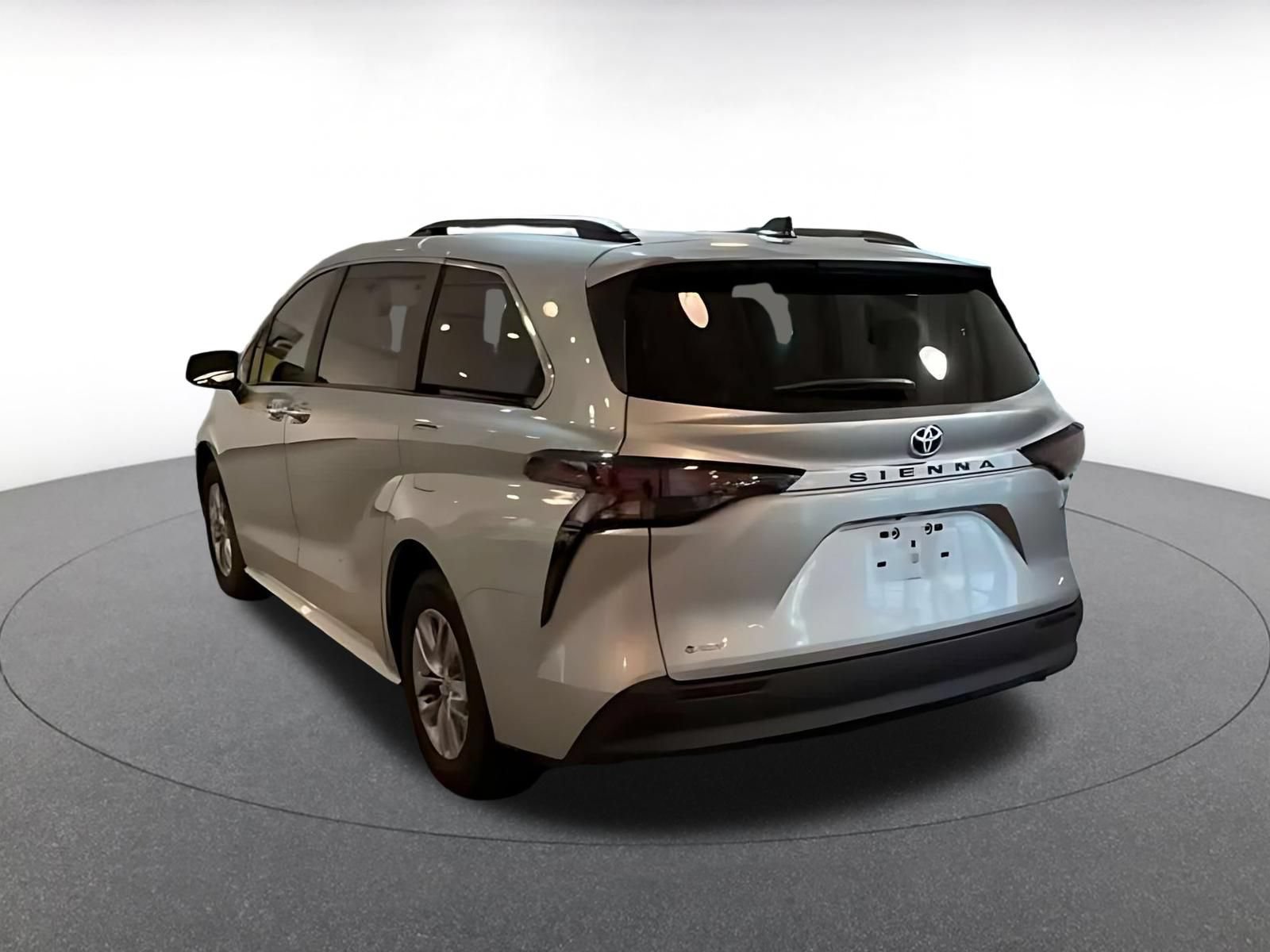 Used 2025 Toyota Sienna XLE FWD image 14