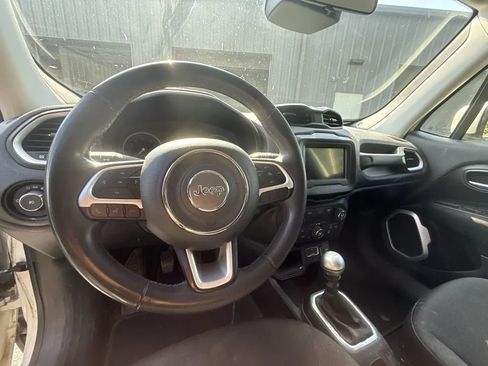 Used 2018 Jeep Renegade Latitude FWD image 7