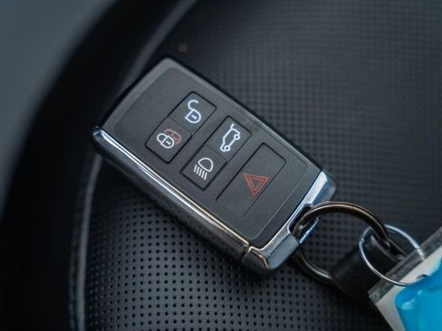 Used 2025 Land Rover Range Rover SE image 43