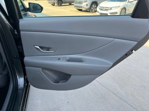 Used 2025 Hyundai Elantra Hybrid FWD image 16