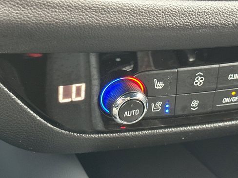 Used 2024 Buick Enclave Premium image 30