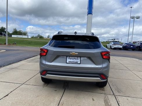 Used 2025 Chevrolet Trax LT w/ LT Convenience Package FWD image 10