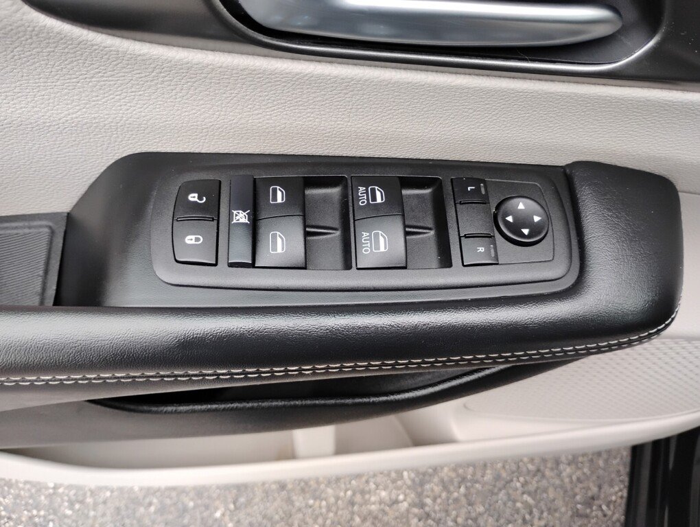 Used 2024 Chrysler Pacifica Touring-L FWD image 14