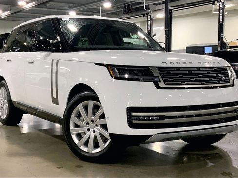 New 2025 Land Rover Range Rover SE image 2