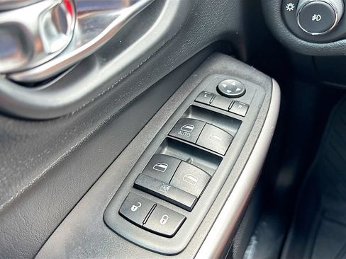 Used 2020 Jeep Cherokee Limited FWD image 16