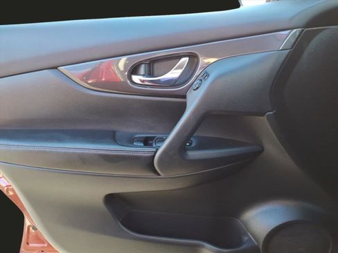 Used 2019 Nissan Rogue SV image 19