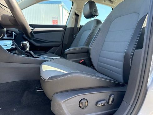 Used 2025 Volkswagen Jetta SE FWD image 9
