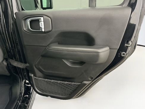 Used 2025 Jeep Wrangler Sahara image 30