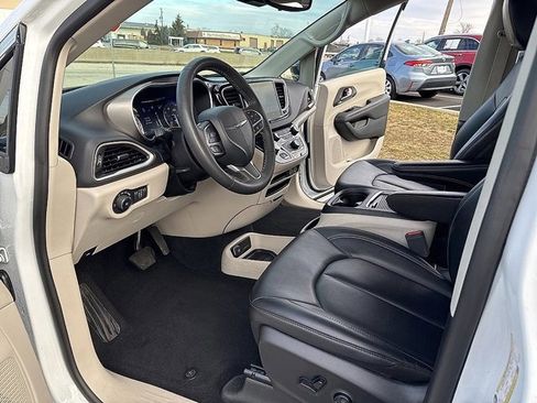 Used 2024 Chrysler Pacifica Touring-L image 9