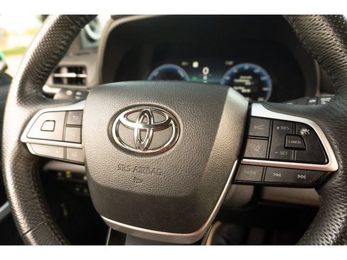 Used 2025 Toyota Sienna Platinum AWD/4WD image 34