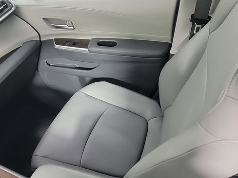 Used 2022 Toyota Sienna XLE image 23