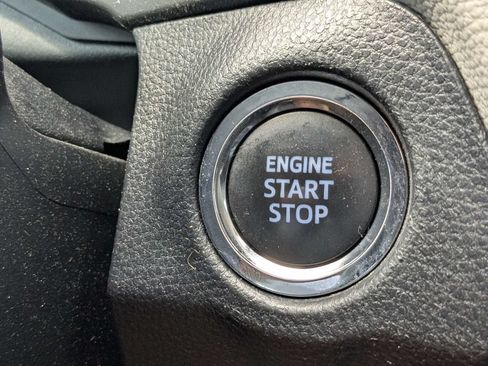 Used 2022 Toyota RAV4 XLE AWD/4WD image 25