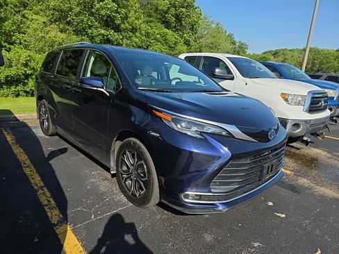 Used 2025 Toyota Sienna Platinum AWD/4WD image 3