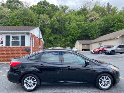 Used 2018 Ford Focus SE FWD image 4