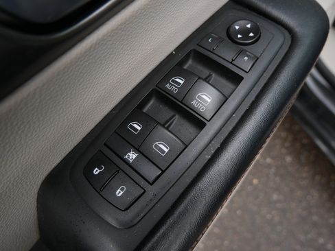 Used 2020 Chrysler Pacifica Touring-L FWD image 21