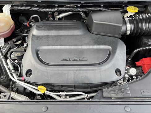 Used 2021 Chrysler Pacifica Touring-L FWD image 17