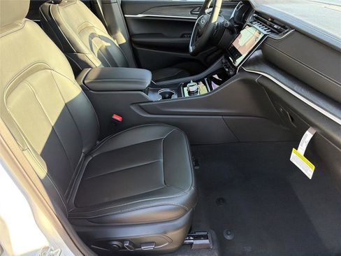 New 2025 Jeep Grand Cherokee Limited w/ Black Appearance Package AWD/4WD image 13