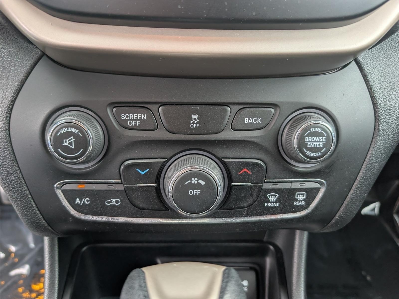 Used 2015 Jeep Cherokee Latitude FWD image 23